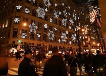 Luminarie natalizie a New York (LaPresse)