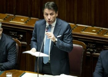 Giuseppe Conte parla alla Camera tra Gualtieri e Di Maio (LaPresse)