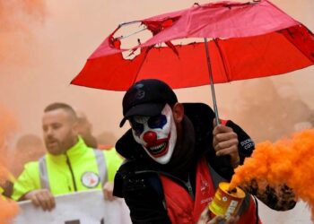 Francia, sciopero contro riforma pensioni Macron. Tensioni a Parigi e non solo (Photo by CLEMENT MAHOUDEAU / AFP)