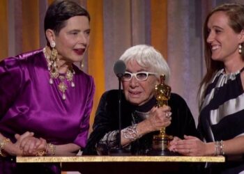 Lina Wertmuller ritira l'Oscar insieme alla figlia Maria Zulima Job (alla sua sinistra)