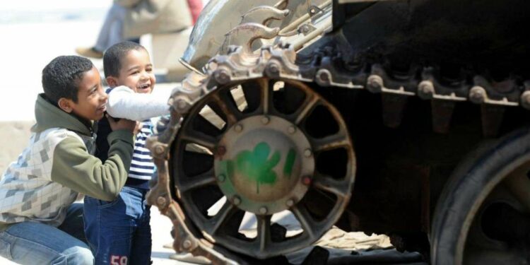 Libia. Bambini giocano con un carro armato (LaPresse)