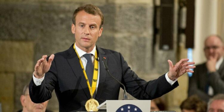 Emmanuel Macron con al collo la medaglia del premio Carlo Magno (LaPresse)