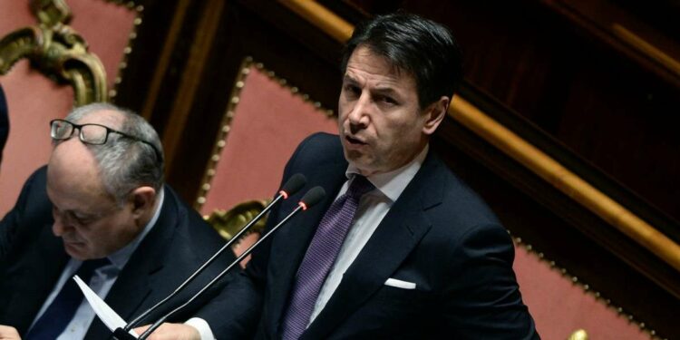 Giuseppe Conte al Senato con Roberto Gualtieri (LaPresse)