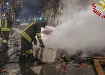 Vigili del fuoco di Milano aggrediti in via Gola (Facebook)