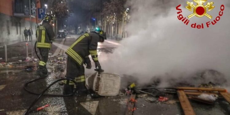 Vigili del fuoco di Milano aggrediti in via Gola (Facebook)