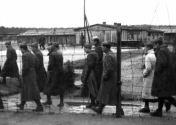 Internati italiani nel lager di Beniaminowo (Polonia) nel 1944 (Foto Archivio Nazionale Cinematografico della Resistenza)