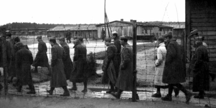 Internati italiani nel lager di Beniaminowo (Polonia) nel 1944 (Foto Archivio Nazionale Cinematografico della Resistenza)