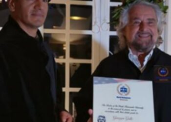 Beppe Grillo riceve laurea honoris causa, foto Facebook