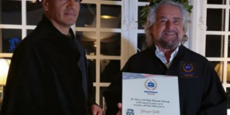 Beppe Grillo riceve laurea honoris causa, foto Facebook