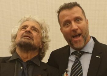 Simone Benini in una foto scherzosa con Beppe Grillo (foto Facebook)