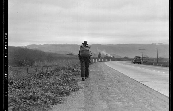 Dorothea Lange, Uomo cammina Bum blockade. All heading north. South of King City, California, 1936. Copyright CSAC Università di Parma