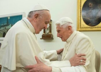 Papa Francesco con il Papa emerito Benedetto XVI (LaPresse)