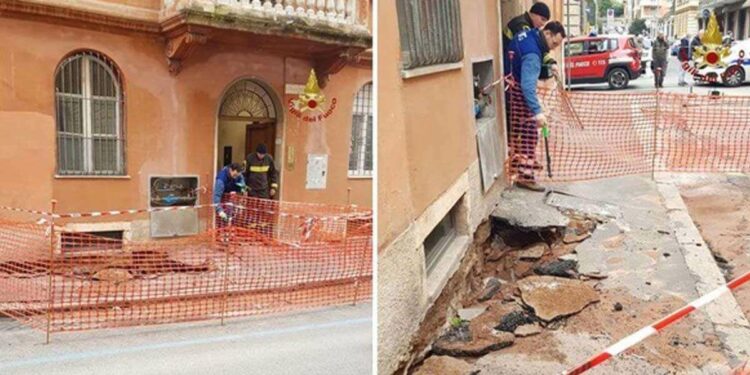 Roma, voragine vicino al Colosseo (Twitter)