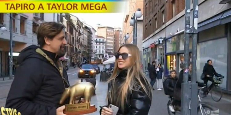 Tapiro d'oro a Taylor Mega, foto da Striscia la notizia