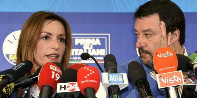 Lucia Borgonzoni e Matteo Salvini in conferenza stampa dopo regionali in Emilia-Romagna (LaPresse)