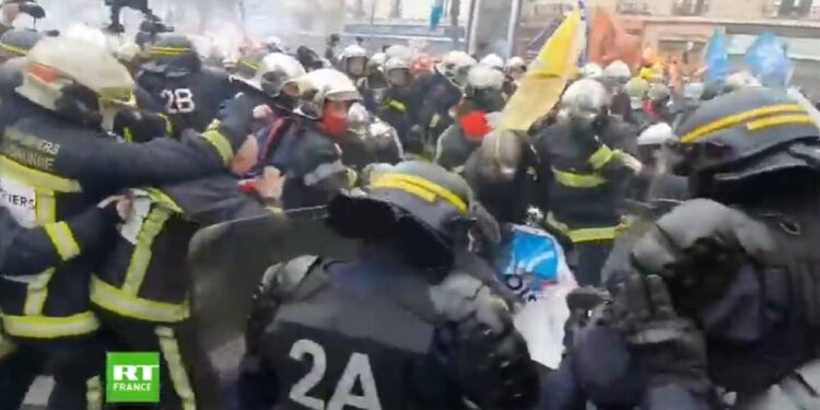 parigi scontri vigili del fuoco polizia