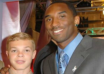 Jason McElwain con Kobe Bryant (Foto dal web)