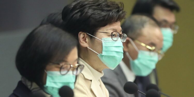 Carrie Lam (seconda da sin.), capo esecutivo di Hong Kong (LaPresse)