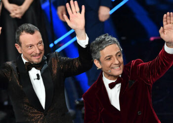 Amadeus e Fiorello sul palco di Sanremo 2020 (Lapresse)