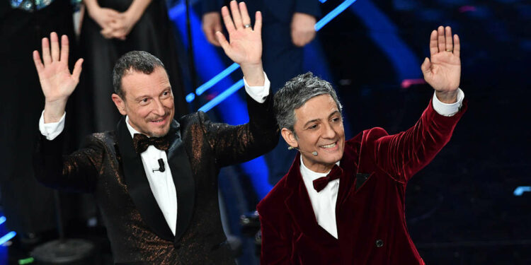 Amadeus e Fiorello sul palco di Sanremo 2020 (Lapresse)