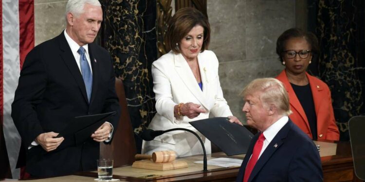 Donald Trump evita Nancy Pelosi al termine del suo discorso (LaPresse)