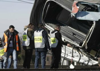 La Polizia sul luogo dell'incidente, davanti al treno Frecciarossa deragliato (LaPresse)