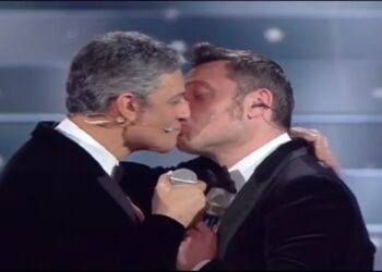 Fiorello bacio tiziano ferro sanremo 2020