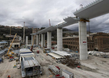 Il cantiere per la costruzione del ponte sul Polcevera a Genova (Lapresse)