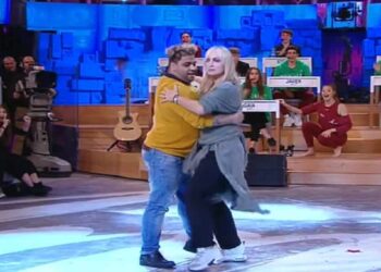 Alessandra Celentano balla con Marco, un ragazzo del pubblico di Amici 19 - Screenshot da video