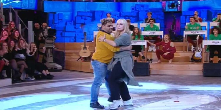 Alessandra Celentano balla con Marco, un ragazzo del pubblico di Amici 19 - Screenshot da video