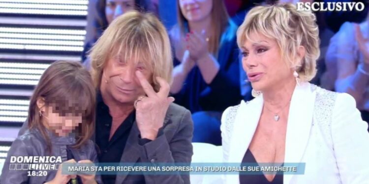 Carmen Russo. Enzo Paolo Turchi e la piccola Maria a Domenica Live