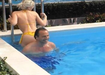 Asia Valente balla in piscina con Zequila