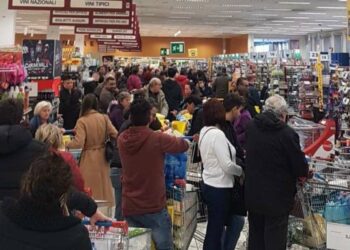 Covid: assembramenti in centri commerciali e supermarket