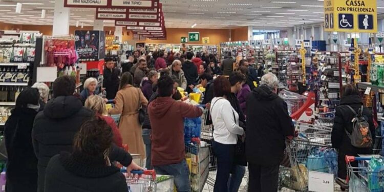 Covid: assembramenti in centri commerciali e supermarket