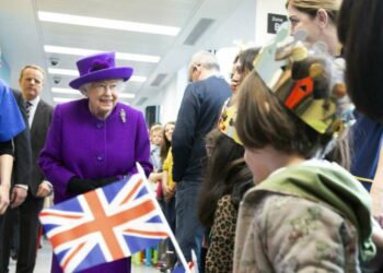 La regina Elisabetta durante l'inaugurazione di un ospedale a Londra