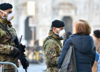 Coronavirus, piazza Duomo a Milano (LaPresse)