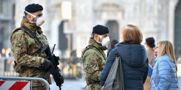 Coronavirus, piazza Duomo a Milano (LaPresse)