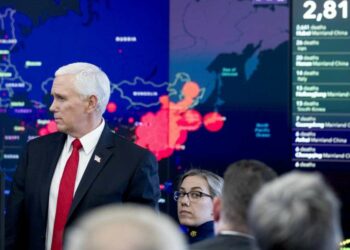 Il vicepresidente americano Mike Pence nel centro di coordinamento delle operazioni anti-coronavirus (LaPresse)