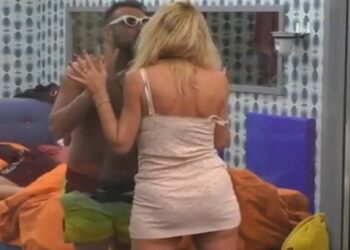 Sossio Aruta e Valeria Marini, bacio al Grande Fratello Vip - Screenshot da video