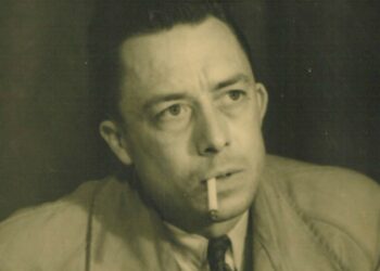 Alberto Camus (1913-1960) nel 1957 (Foto di Robert Edwards, da Wikipedia)