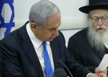 Benjamin Netanyahu con l'ex ministro della Salute Yaakov Litzman (a destra) (LaPresse)