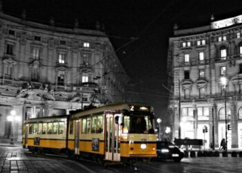 Un tram a Milano di notte