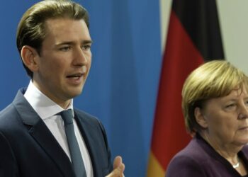 Il cancelliere austriaco Sebastian Kurz e la cancelliera tedesca Angela Merkel (LaPresse)