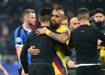 Lautaro Martinez e Arturo Vidal al termine di Inter Barcellona (Foto LaPresse)