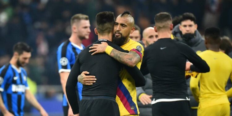 Lautaro Martinez e Arturo Vidal al termine di Inter Barcellona (Foto LaPresse)