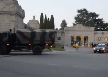 Camion dell'Esercito carichi di bare vanno in altre regioni (video CorriereTv)