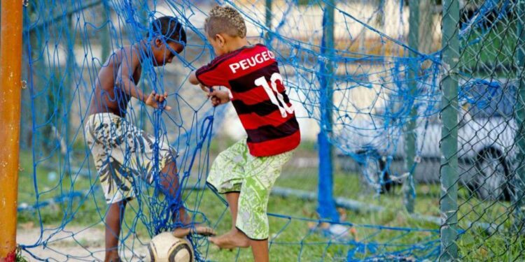 Bambini in una favela di Rio De Janeiro (LaPresse)