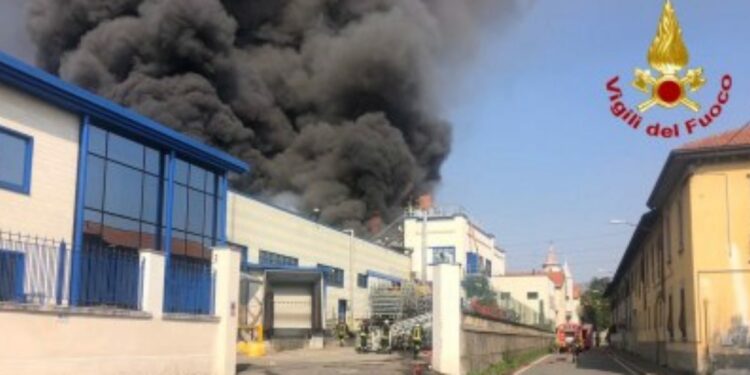 Incendio a Gallarate nella ditta Gallazzi