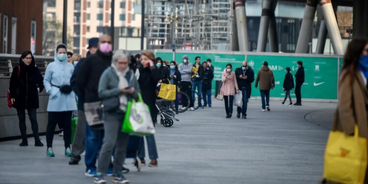 Code ai supermercati, immagine di repertorio (Foto: 2020, LaPresse)