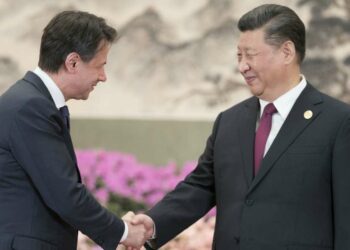 Giuseppe Conte con il presidente cinese Xi Jinping (LaPresse)